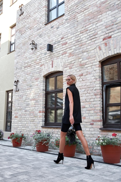 Stylizacje z kamizelką które odmienią Twój look