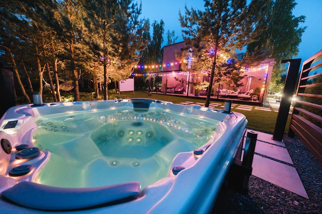 Jacuzzi ogrodowe zadaszone dla całorocznego relaksu