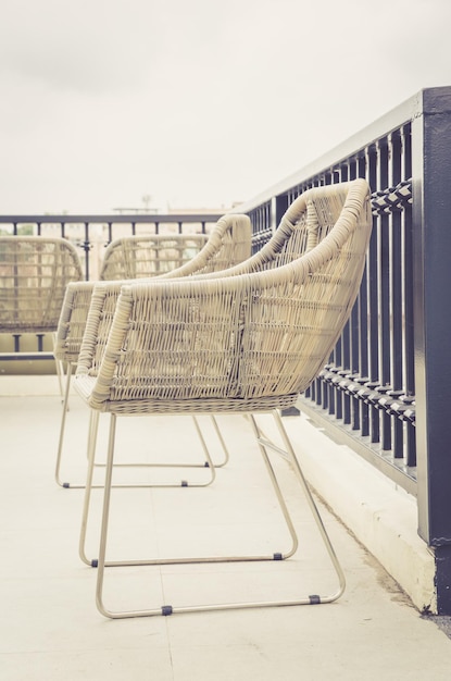 Krzesła na balkon które odmieniają każdą przestrzeń