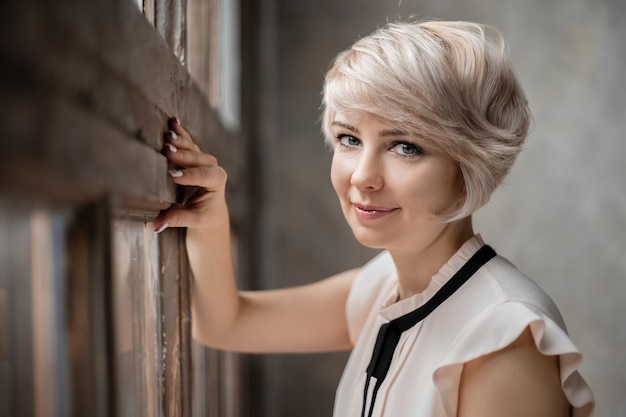 Modne krótkie fryzury dla 50latki które odświeżą look