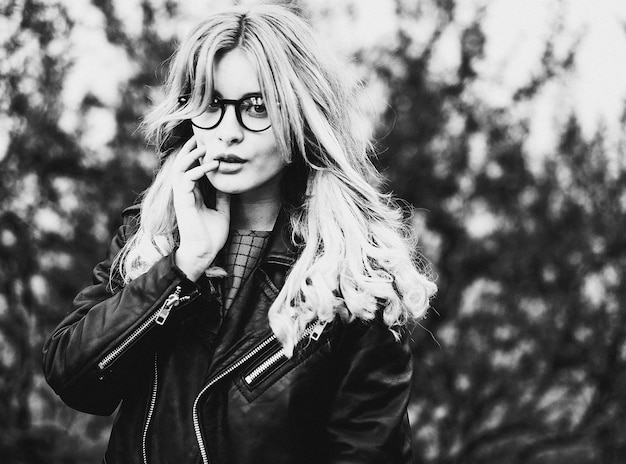 Czarne dzwony stylizacje które odmienią twój look