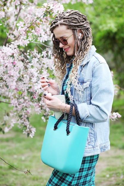Moda trendy które warto znać tej wiosny