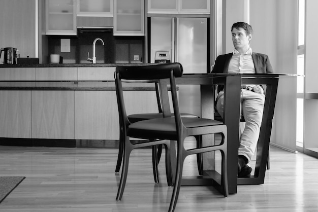 Ikea krzesła do kuchni które łączą styl i wygodę