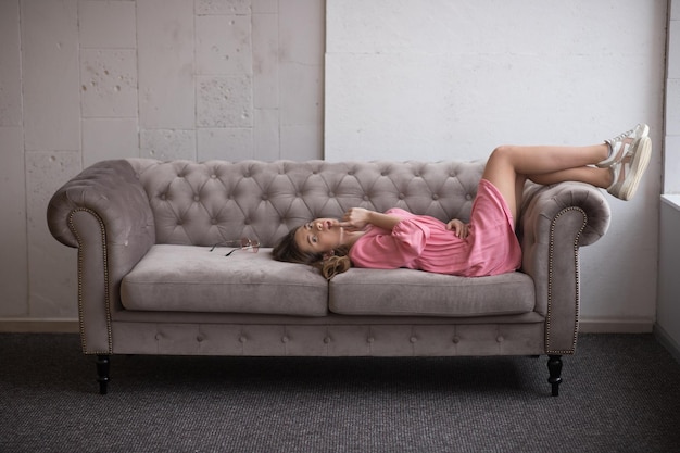 Sofa do salonu z funkcją spania dopasowana do potrzeb