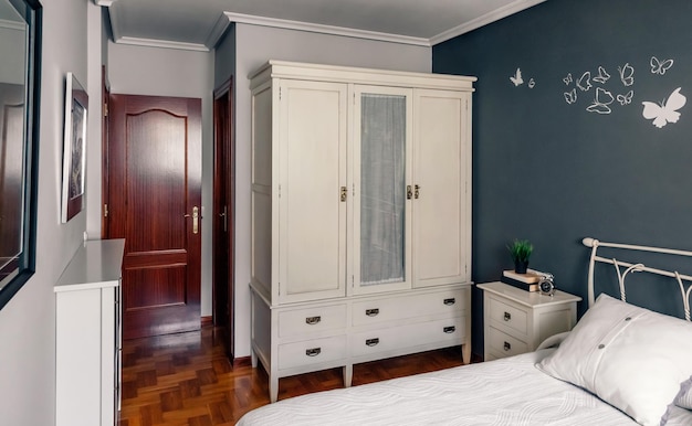 Szafki nocne Ikea które odmienią twoją sypialnię