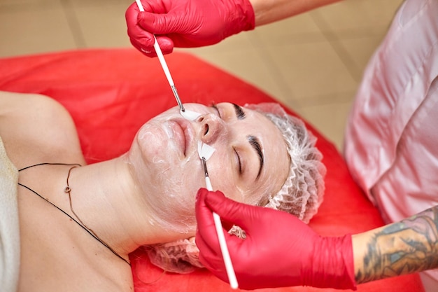 Peeling skóry – jak bezpiecznie i skutecznie odświeżyć cerę
