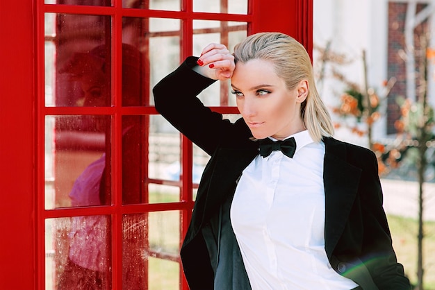 Stylizacja na chrzciny ze spodniami – elegancja i wygoda w jednym