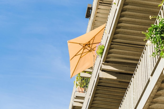 Parasol na balkon który naprawdę chroni przed słońcem