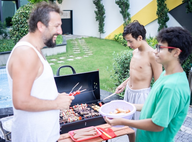 Grill przenośny który zmienia każde spotkanie w przygodę